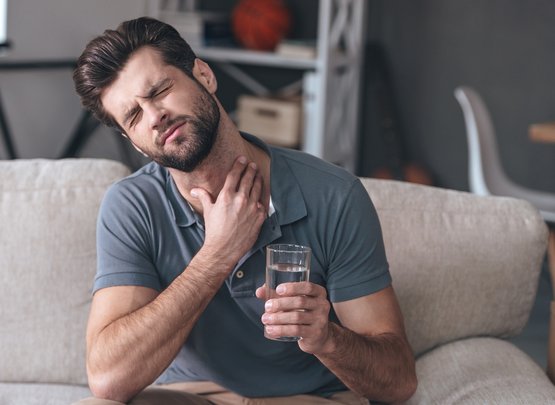 Halsschmerz: Allergie oder Erkältung?